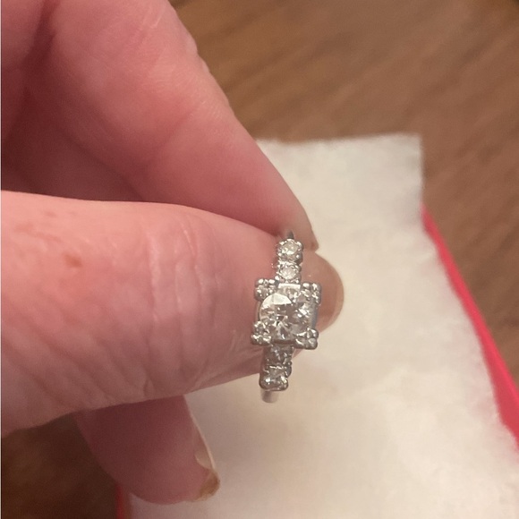 Vintage Platinum Ring with Sparkling Diamonds - Picture 6 of 8